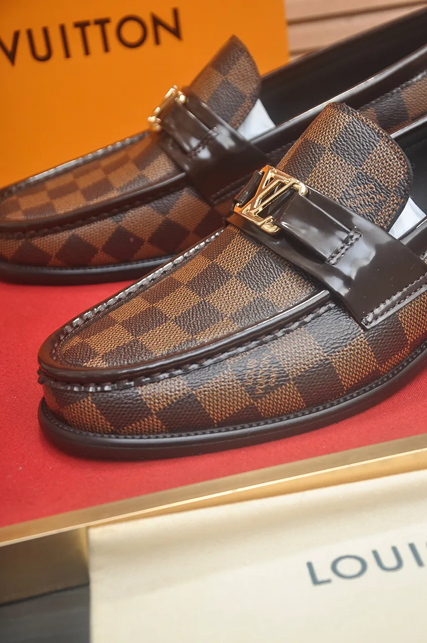 Men's men's shoes 💰540💶 [LV] (original single cowhide lining) 🍀LV's latest genuine leather business suit shoes are launched simultaneously on the official website. The first-layer cowhide imported from Italy is made of heavy gold, 💥official website 1:1 rubber outsole. Versatile to wear, high-end without losing class, and the color combination is extraordinary. This four-season style is alluring when worn on your feet, showing off your big-name flair. Standard code 39-45 (45 customized)